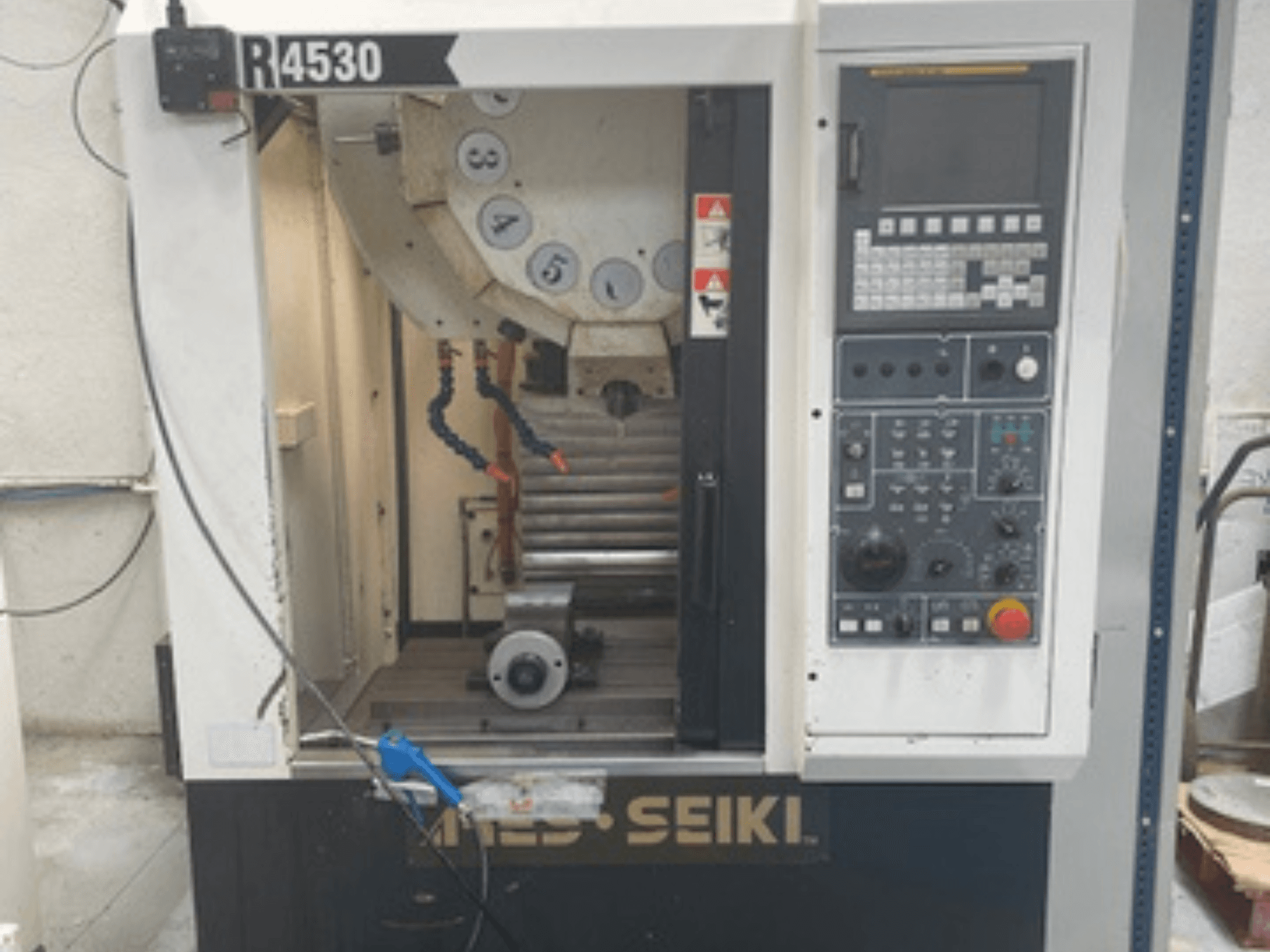 Vertical machining center ARES-SEIKI R4530, front view showcasing control panel and work area with spindle and coolant system.
