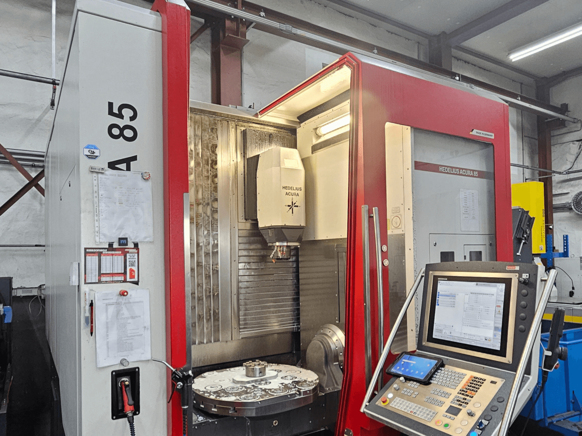 HEDLIUS Acura 85 vertical machining center, front view, features control panel and a rotating table for precision machining.