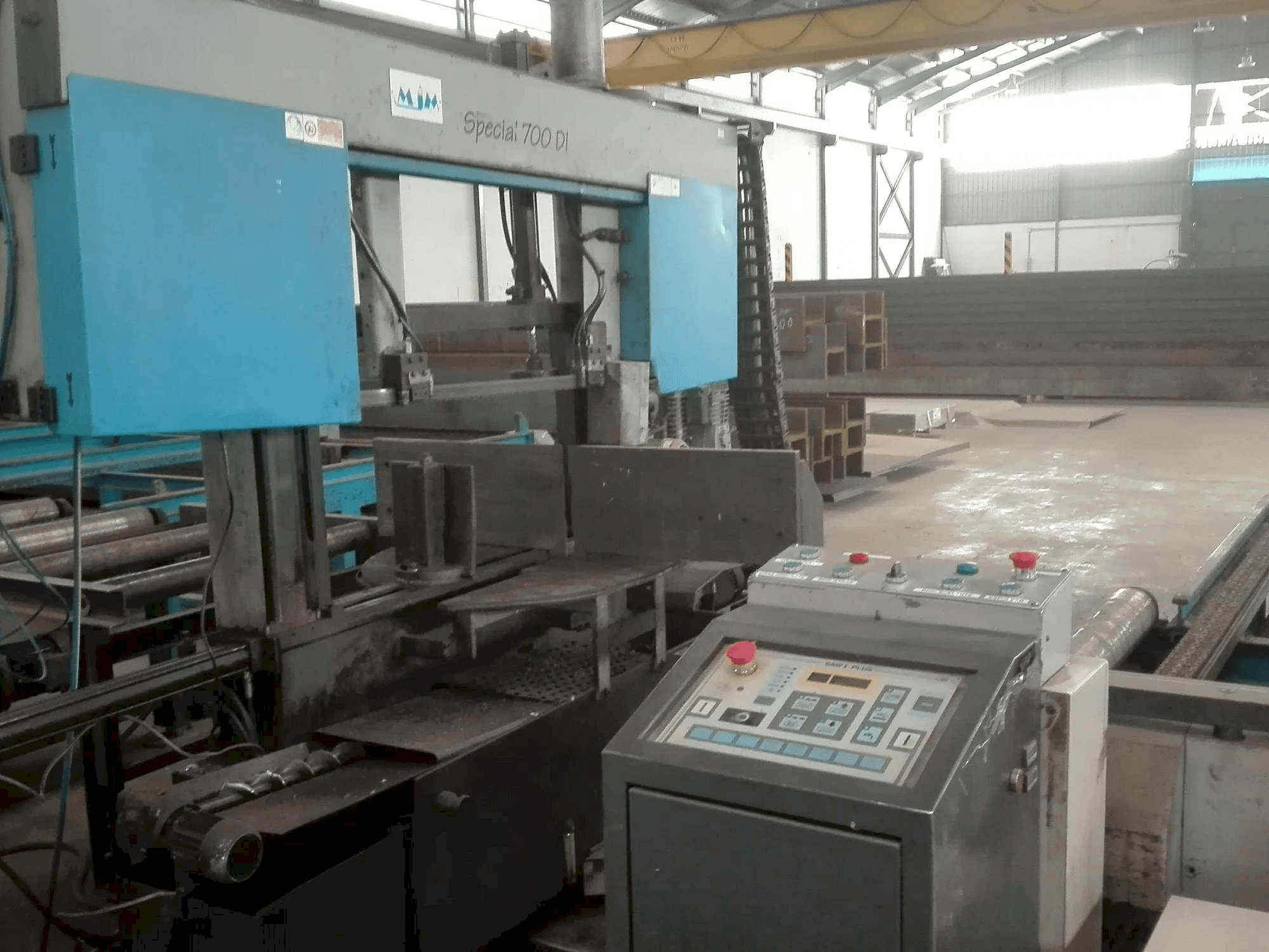 Front view of Macc Special 700 DI machine