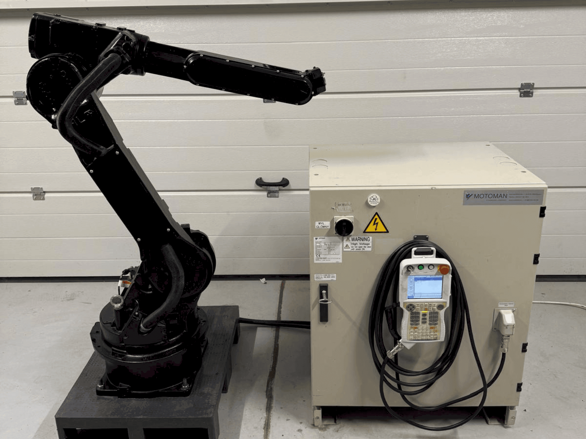 Front view of Yaskawa Motoman YR HP 20D machine