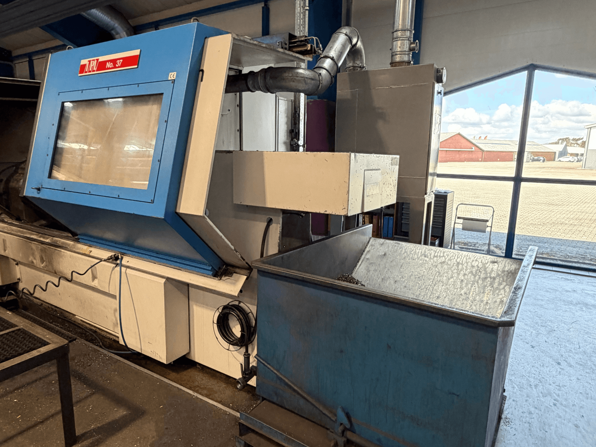 Horizontal turning machine BOEHRINGER VDF 315 CM, front view showcasing blue panel and waste collection bin.