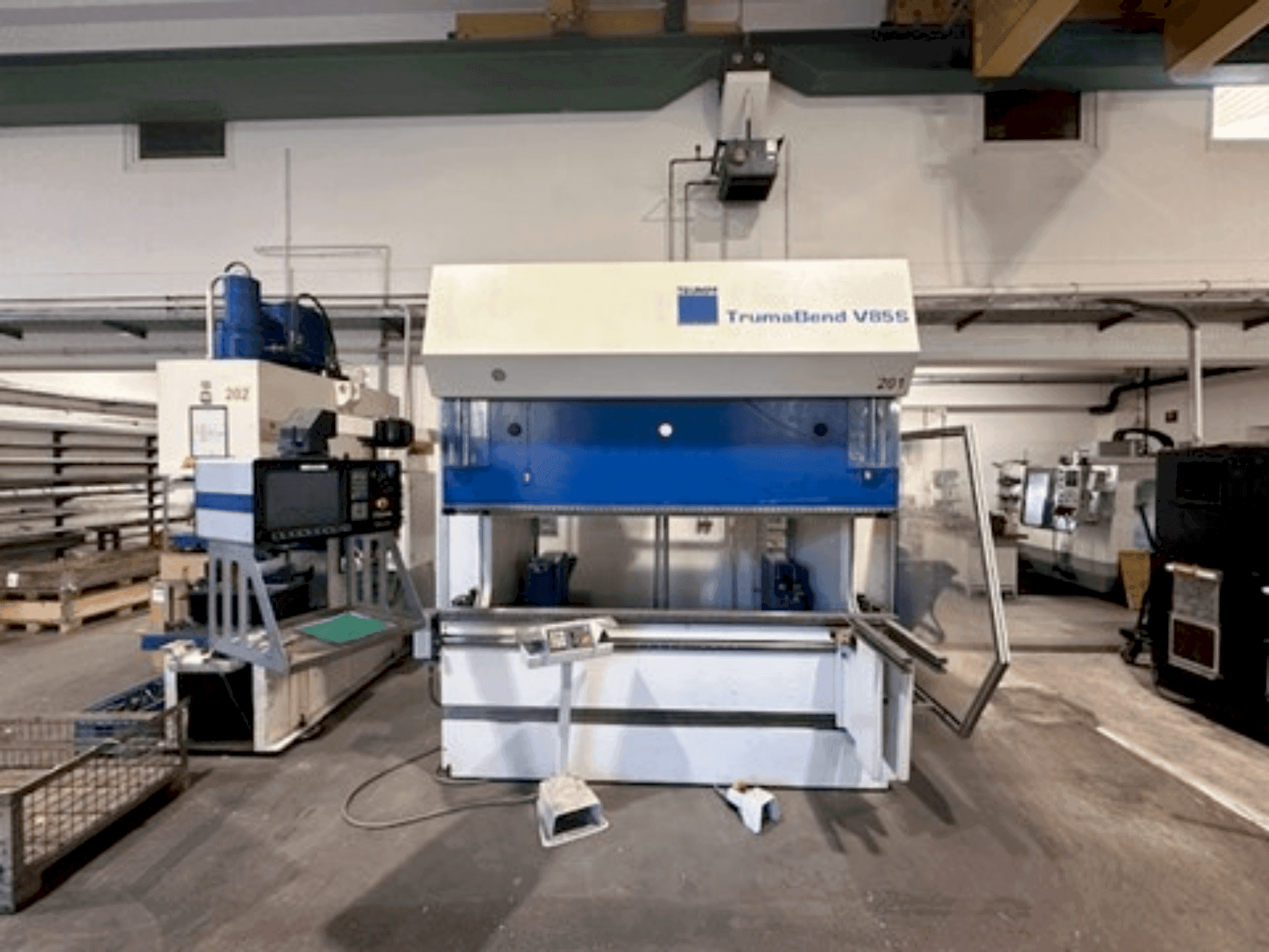 Front view of TRUMPF TrumaBend V85S machine